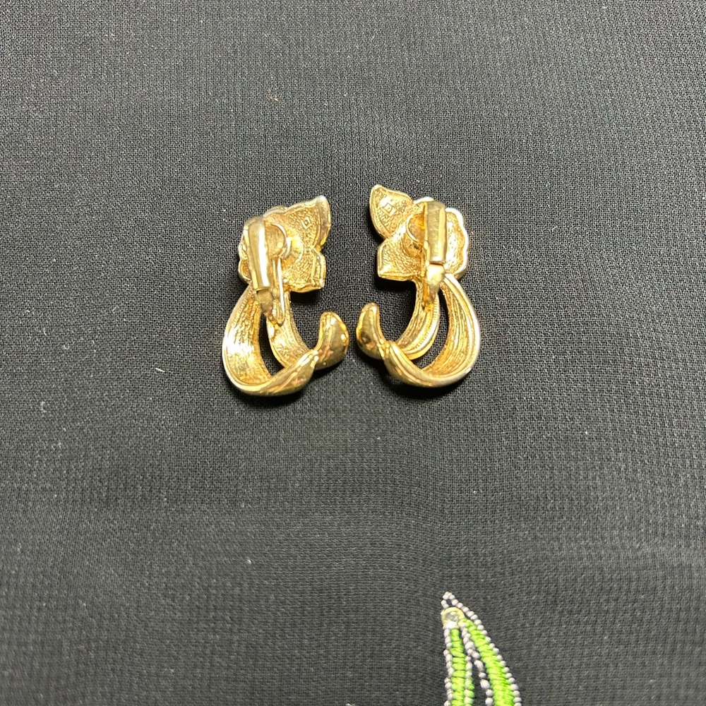VTG Gold Tone Metal and Pink Enamel Flower clip on earrings. Unbranded. Pretty!! - Picture 3 of 7